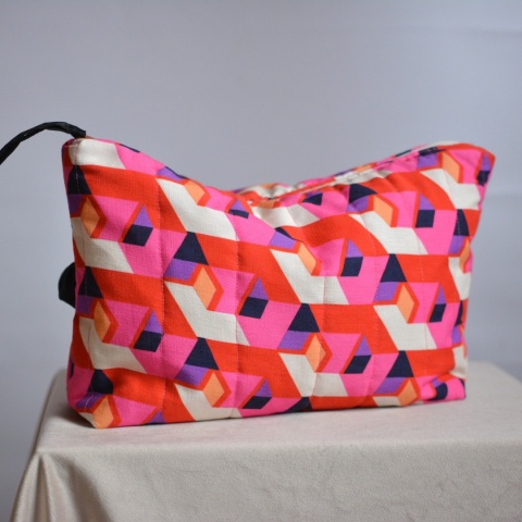 Kosmetyczka XL upcykling geometryczna magenta Kosmetyczka XL upcykling geometryczna magenta
