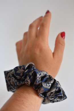 Niebieskie/srebrne ornamenty midi/maxi gumka 100% jedwab upcykling