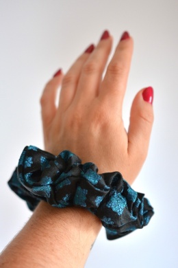 Czarna w niebieskie wzory midi/maxi gumka 100% jedwab upcykling