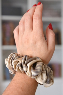 Jedwab maxi gumka upcykling scrunchie ZEBRA LATTE