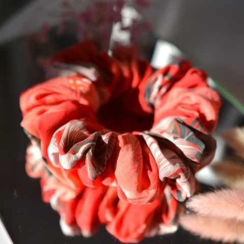 Jedwab maxi gumka upcykling scrunchie CZERWONE HAWAJE Jedwab maxi gumka upcykling scrunchie CZERWONE HAWAJE