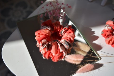 Jedwab maxi gumka upcykling scrunchie CZERWONE HAWAJE Jedwab maxi gumka upcykling scrunchie CZERWONE HAWAJE