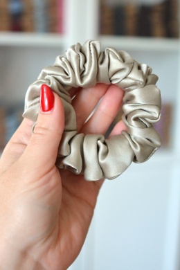 Jedwab midi gumka upcykling scrunchie SZAMPAŃSKA