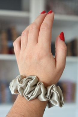 Jedwab midi gumka upcykling scrunchie SZAMPAŃSKA