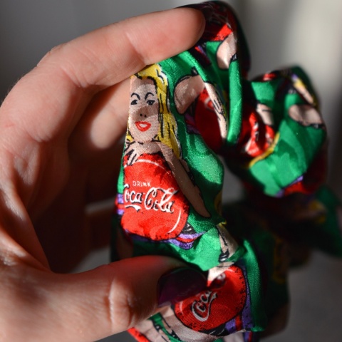 COCA COLA VINTAGE Jedwab MINI MINI gumka upcykling scrunchie COCA COLA VINTAGE Jedwab MINI MINI gumka upcykling scrunchie