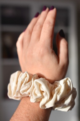 Jedwab MAXI gumka upcykling scrunchie ŚMIETANKA