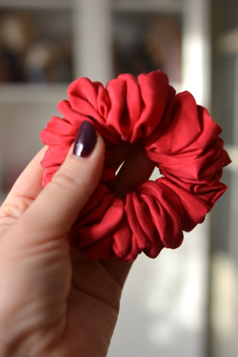 Jedwab midi gumka upcykling scrunchie MALINA Jedwab midi gumka upcykling scrunchie MALINA