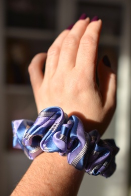 Jedwab MIDI/MACI gumka upcykling scrunchie WRZOSOWO NIEBIESKA