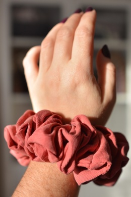 Jedwab MAXI gumka upcykling scrunchie jesienny róż
