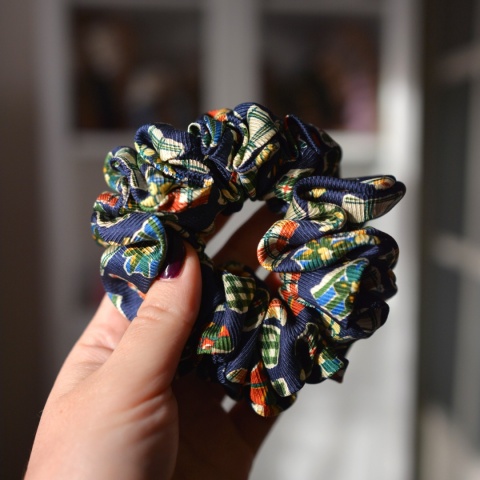 Jedwab MIDI/MAXI gumka upcykling scrunchie W PREZENTY VINTAGE Jedwab MIDI/MAXI gumka upcykling scrunchie W PREZENTY VINTAGE