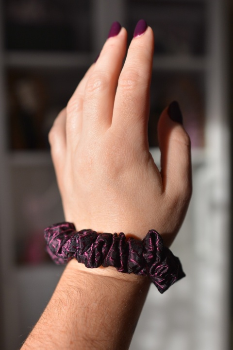 Jedwab Mini Mini gumka upcykling scrunchie Śliwkowa fantazja :) Jedwab Mini Mini gumka upcykling scrunchie Śliwkowa fantazja :)