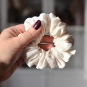 Jedwab midi gumka upcykling scrunchie MLECZNA Jedwab midi gumka upcykling scrunchie MLECZNA