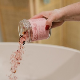 Sól do kąpieli wiśnie w białej czekoladzie BWM Bydgoska Wytwórnia Mydła