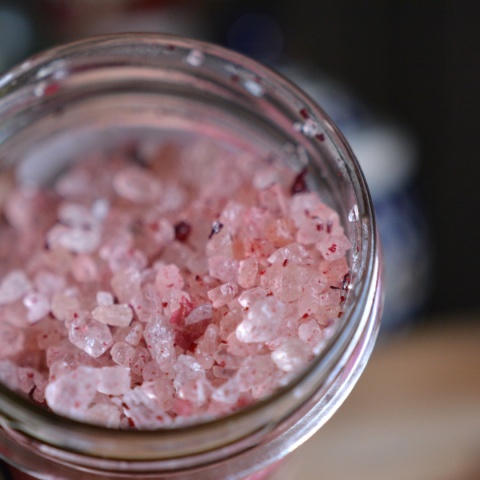 Sól do kąpieli wiśnie w białej czekoladzie BWM Bydgoska Wytwórnia Mydła