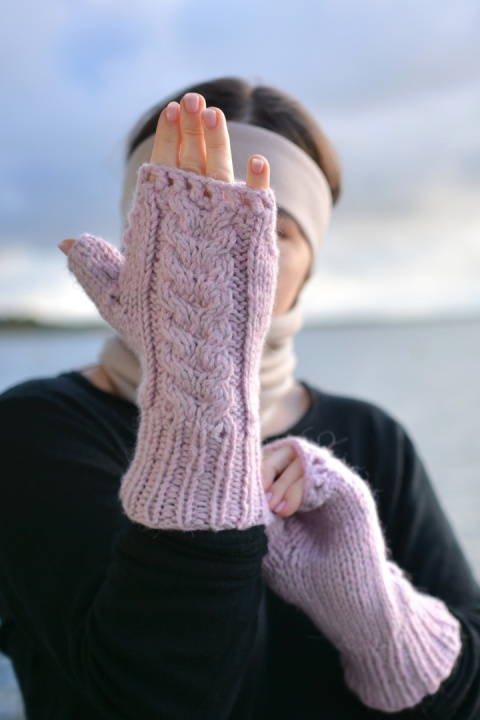 Wełna merino i alpaka MITENKI handmade warkocz róż/lawenda Wełna merino i alpaka MITENKI handmade warkocz róż/lawenda