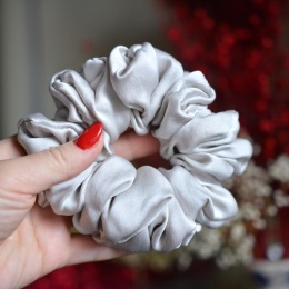 Jedwab MAXI gumka upcykling scrunchie BIAŁY PIEPRZ