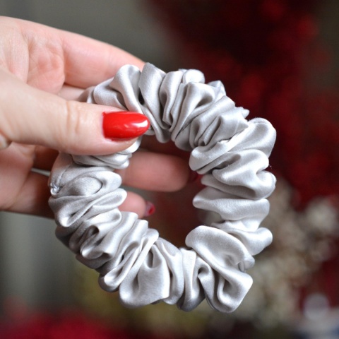 Jedwab MIDI gumka upcykling scrunchie BIAŁY PIEPRZ