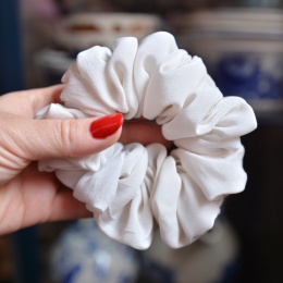 Jedwab MAXI gumka upcykling scrunchie BIAŁY PIEPRZ