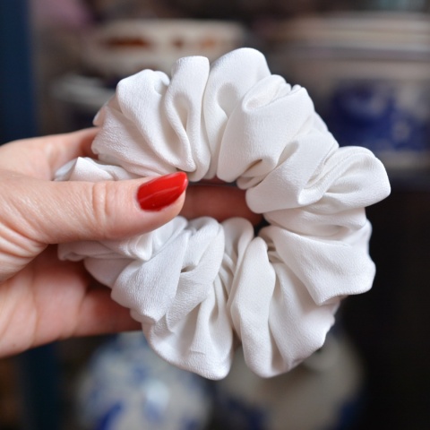 Jedwab MAXI gumka upcykling scrunchie BIAŁY PIEPRZ