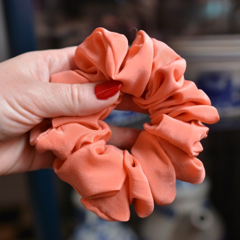 Jedwab MAXI gumka upcykling scrunchie BRZOSKWINIA