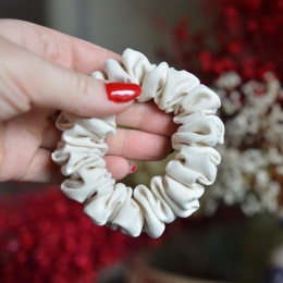 Jedwab MINI gumka upcykling scrunchie ZŁAMANA BIEL