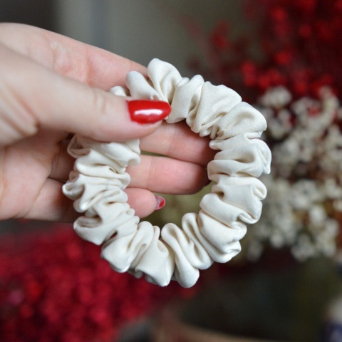 Jedwab MINI gumka upcykling scrunchie ZŁAMANA BIEL