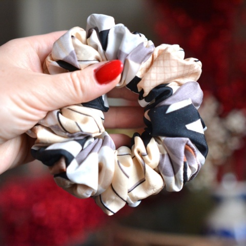 Jedwab maxi gumka upcykling scrunchie ZMIERZCHOWA PERŁA