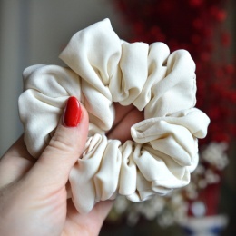 Jedwab MAXI gumka upcykling scrunchie ZŁAMANA BIEL