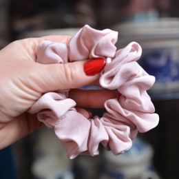 Jedwab MIDI gumka upcykling scrunchie PUDROWY RÓŻ