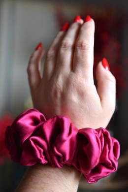 Jedwab maxi gumka upcykling scrunchie GŁĘBOKI RÓŻ POŁYSK