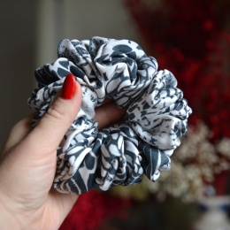 Jedwab maxi gumka upcykling scrunchie BIAŁO GRAFITOWA