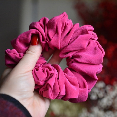 Jedwab maxi gumka upcykling scrunchie NIESFORNA MAGENTA