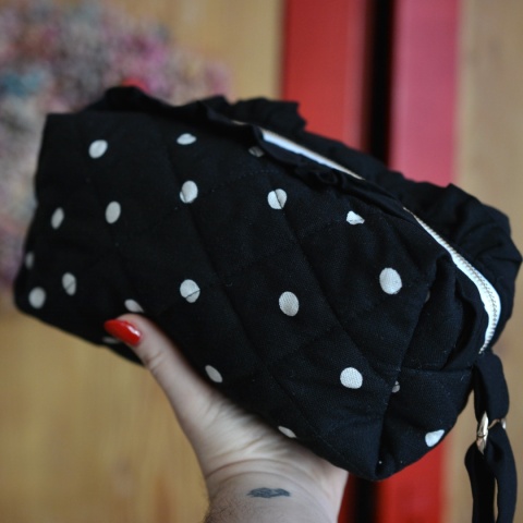 Kuferek w groszki z falbanką UPCYKLING