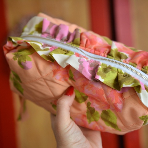 Kuferek kwiatowy z falbanką UPCYKLING