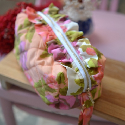 Kuferek kwiatowy z falbanką UPCYKLING