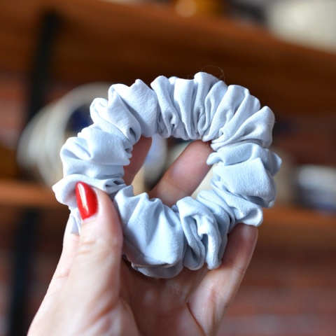 Jedwab MIDI gumka upcykling scrunchie JASNY BABY BLUE