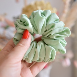 Jedwab MAXI gumka upcykling scrunchie MIĘTA