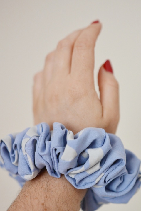 Jedwab MAXI gumka upcykling scrunchie NIEBIESKIE STOKROTKI