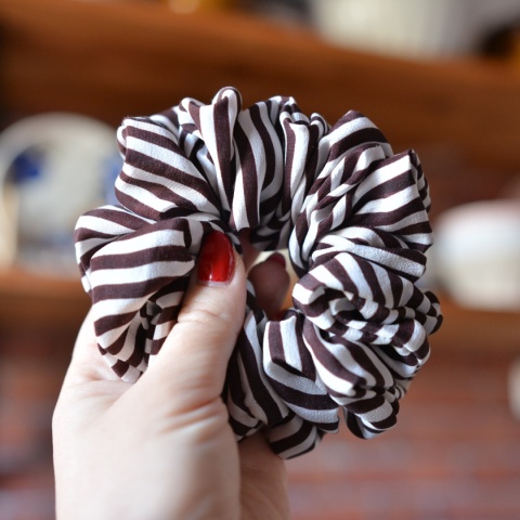 Jedwab MAXI gumka upcykling scrunchie PASKI (BRĄZ)