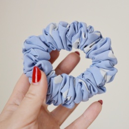 Jedwab MIDI gumka upcykling scrunchie NIEBIESKIE STOKROTKI