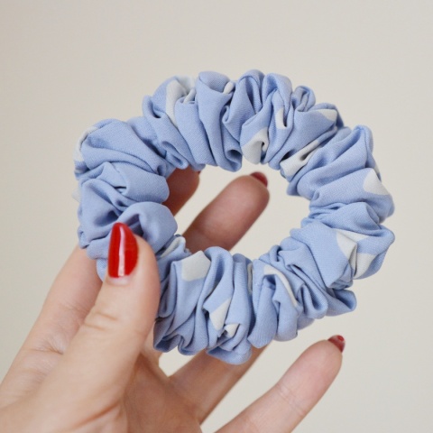 Jedwab MIDI gumka upcykling scrunchie NIEBIESKIE STOKROTKI