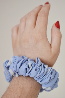 Jedwab MIDI gumka upcykling scrunchie NIEBIESKIE STOKROTKI