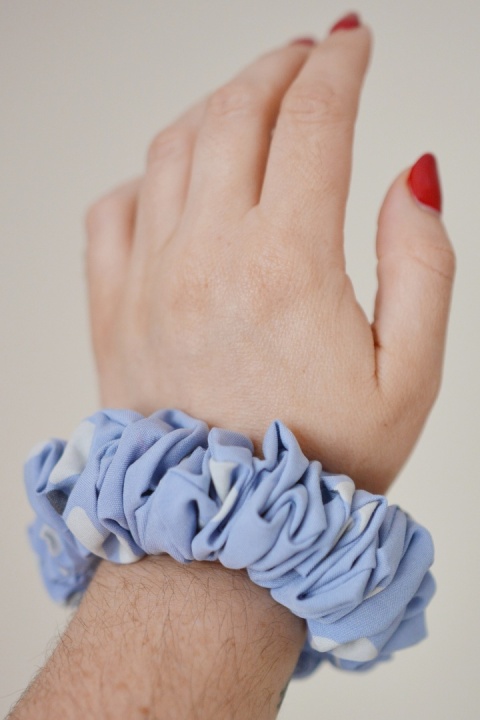 Jedwab MIDI gumka upcykling scrunchie NIEBIESKIE STOKROTKI