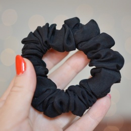 Jedwab MNI gumka upcykling scrunchie CZARNA