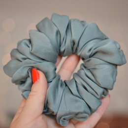Jedwab MAXI gumka upcykling scrunchie STALOWO ZIELONA