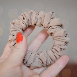 Jedwab MINI gumka upcykling scrunchie LATTE