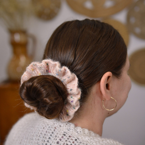 Szydełkowana scrunchie moher+wełna pudrowa nakrapiana