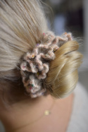 Szydełkowana scrunchie moher+wełna pudrowa cappucino nakrapiana